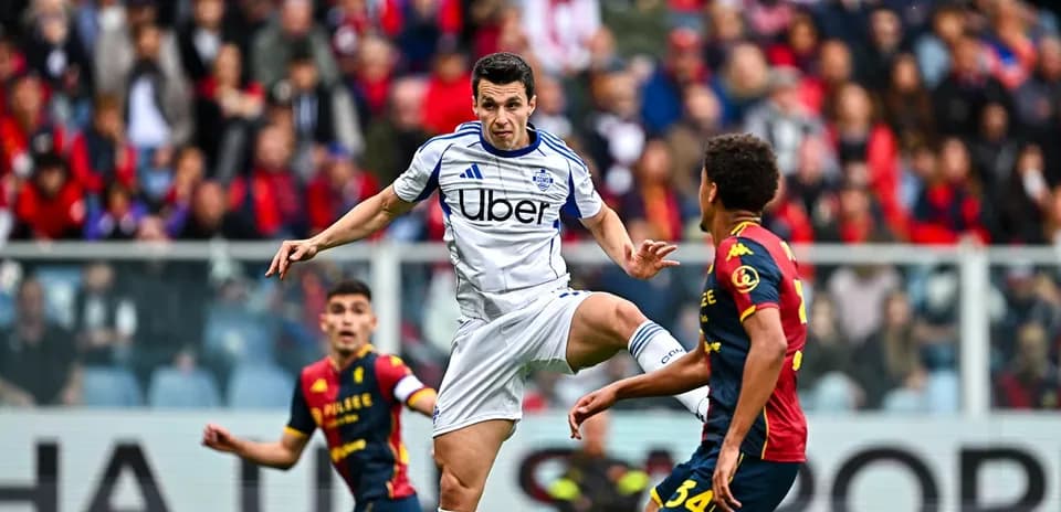 Jugador de Como controla el balón en el partido