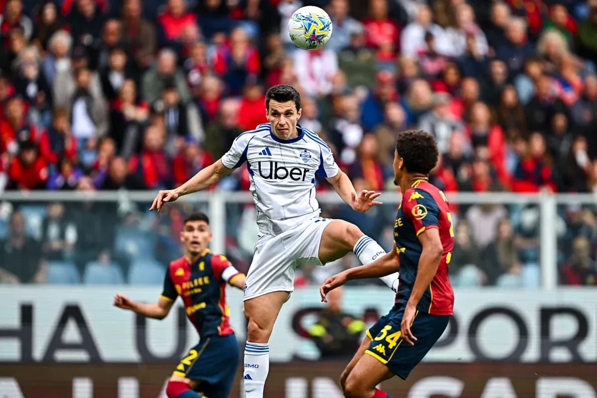 Jugador de Como controla el balón en el partido