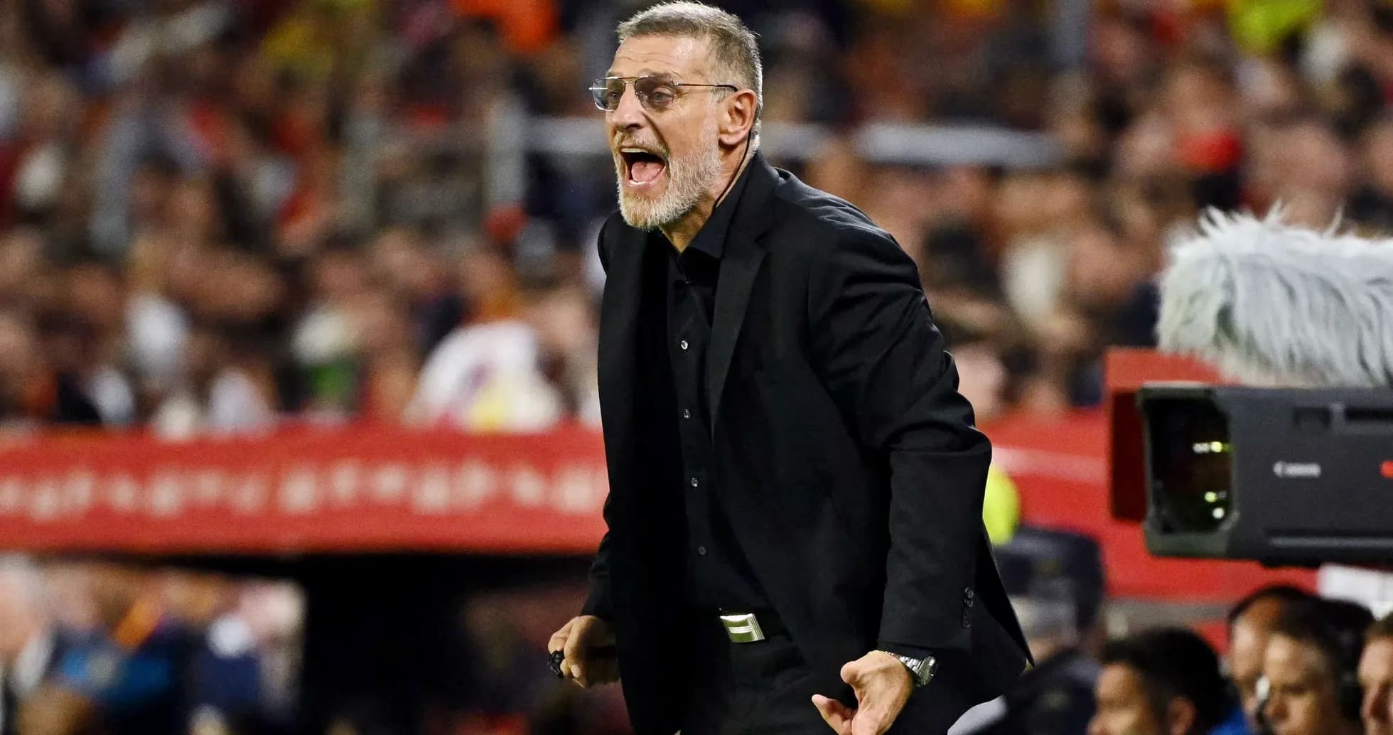 Entrenador dirigiendo a su equipo desde la banda