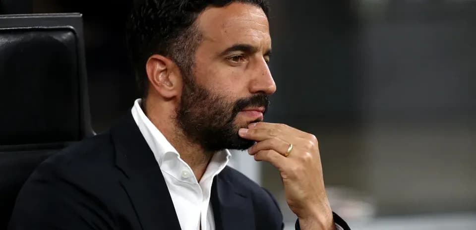 Entrenador pensativo en el banquillo durante el partido