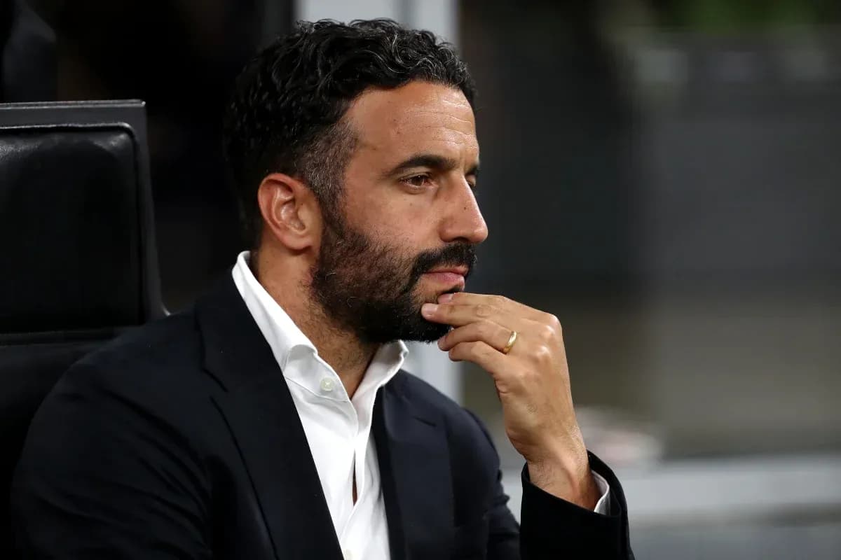 Entrenador pensativo en el banquillo durante el partido