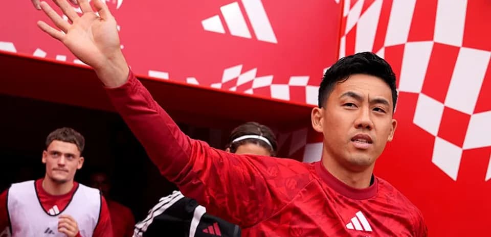 Jugador saludando al salir del túnel de Liverpool