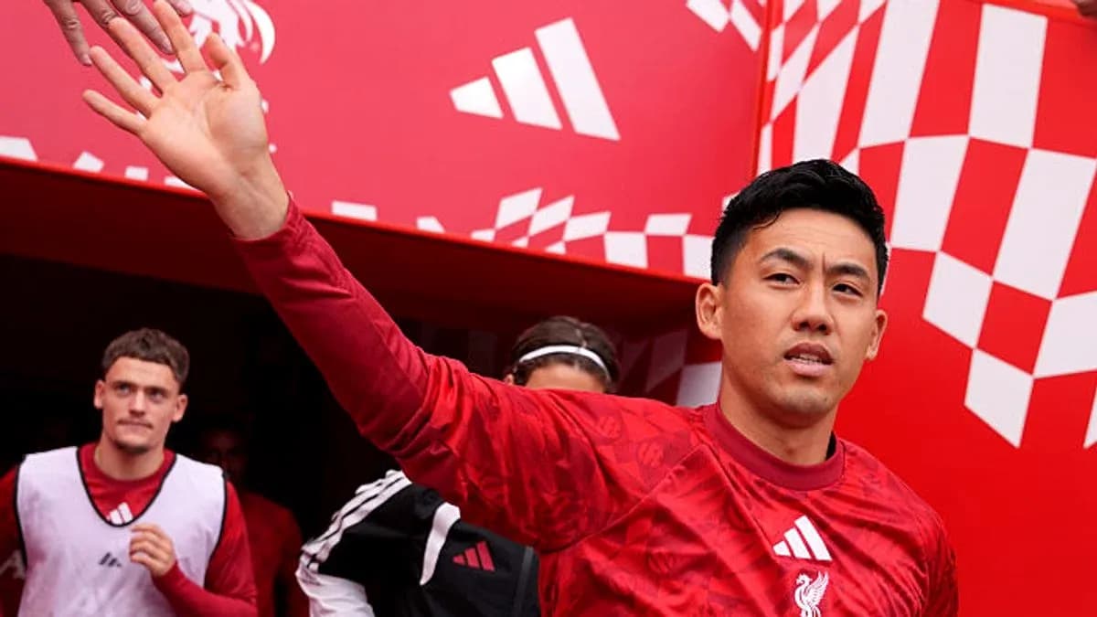 Jugador saludando al salir del túnel de Liverpool