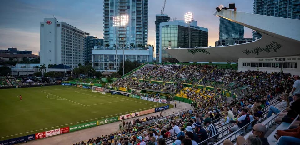Vista del estadio con aficionados en un partido