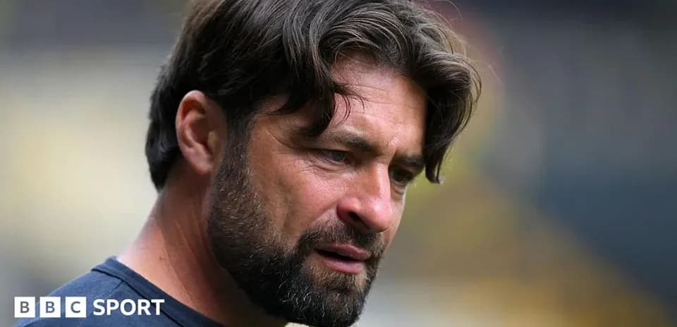 Entrenador observando el partido desde la banda