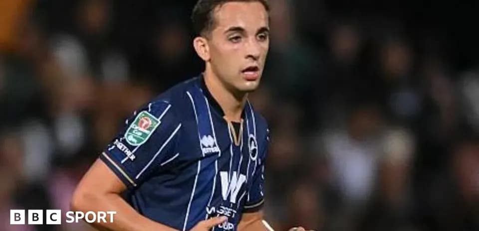 Jugador de fútbol en acción durante un partido