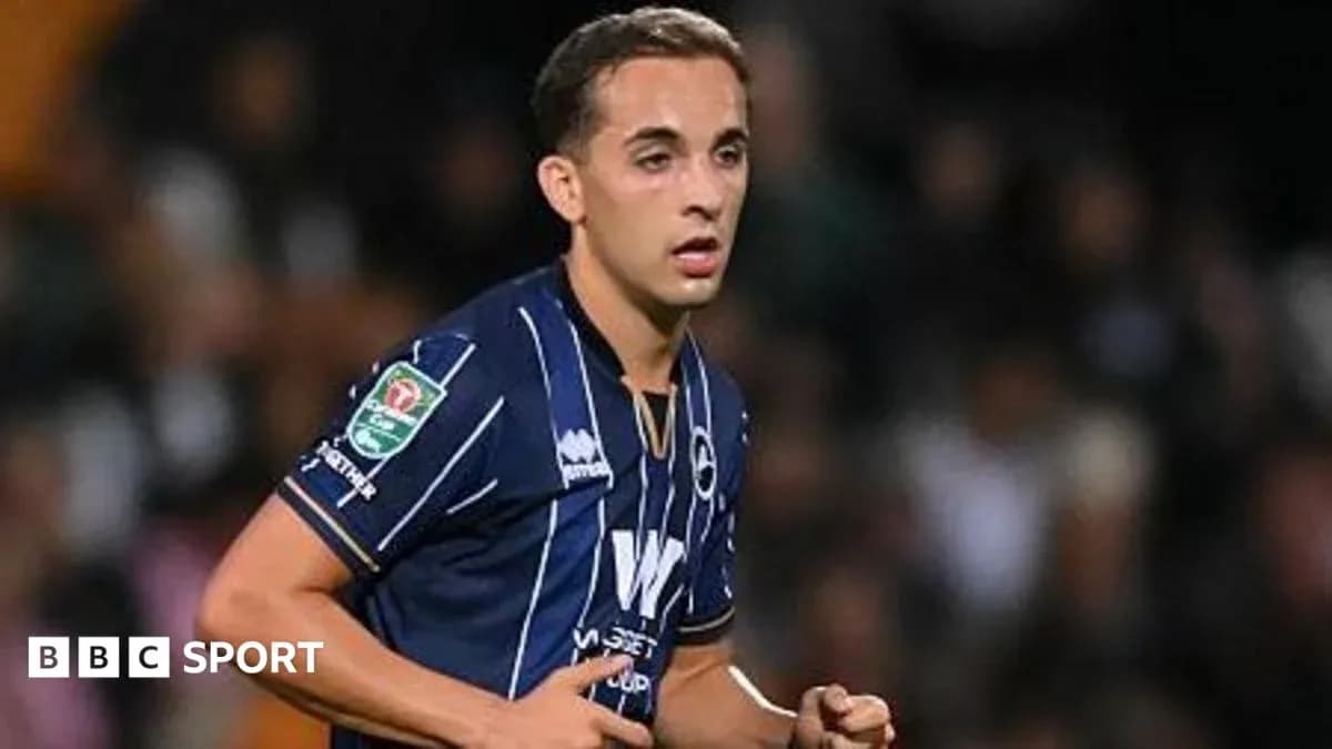 Jugador de fútbol en acción durante un partido