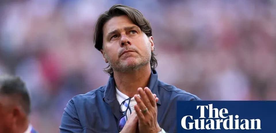 Entrenador mirando hacia arriba en el estadio