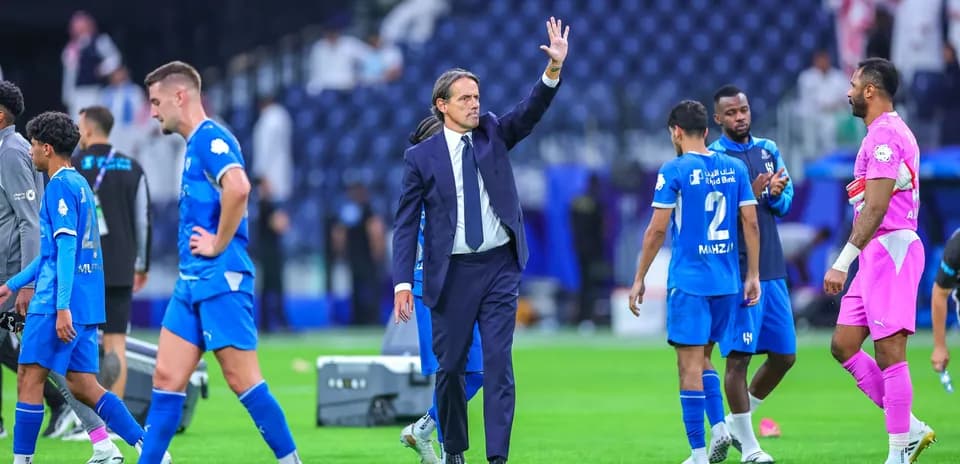 Entrenador saludando tras partido con jugadores del equipo