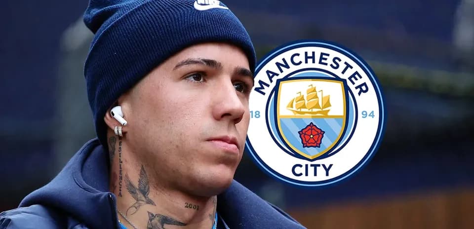 Jugador con auriculares junto al logo de Manchester City