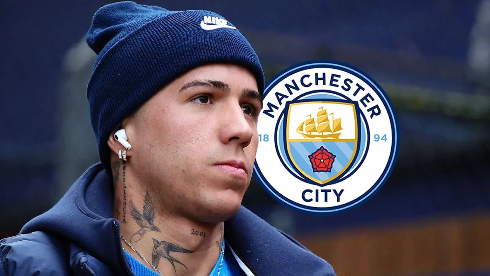 Jugador con auriculares junto al logo de Manchester City