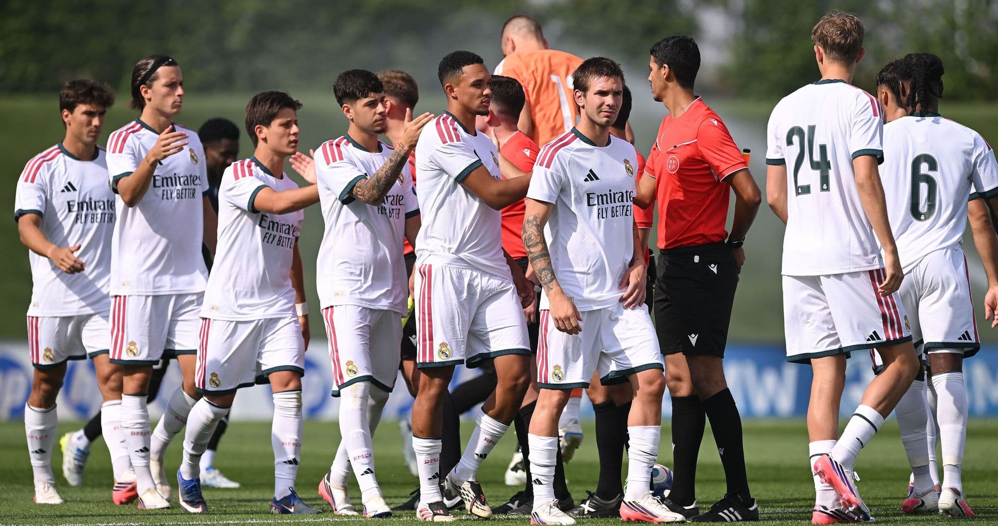 Jugadores de Real Madrid en el campo de entrenamiento