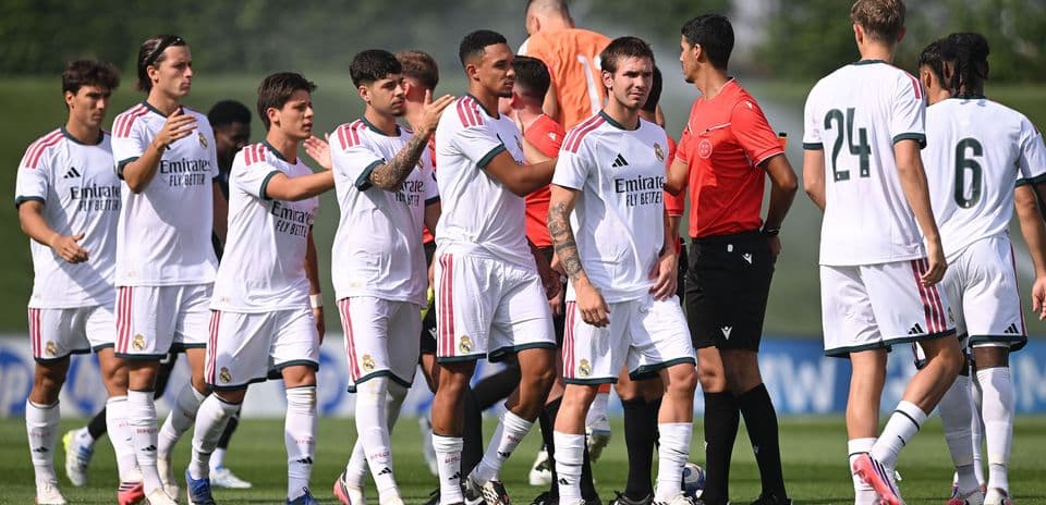 Jugadores de Real Madrid en el campo de entrenamiento