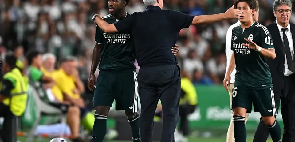 Entrenador hablando con jugadores de Real Madrid en la banda