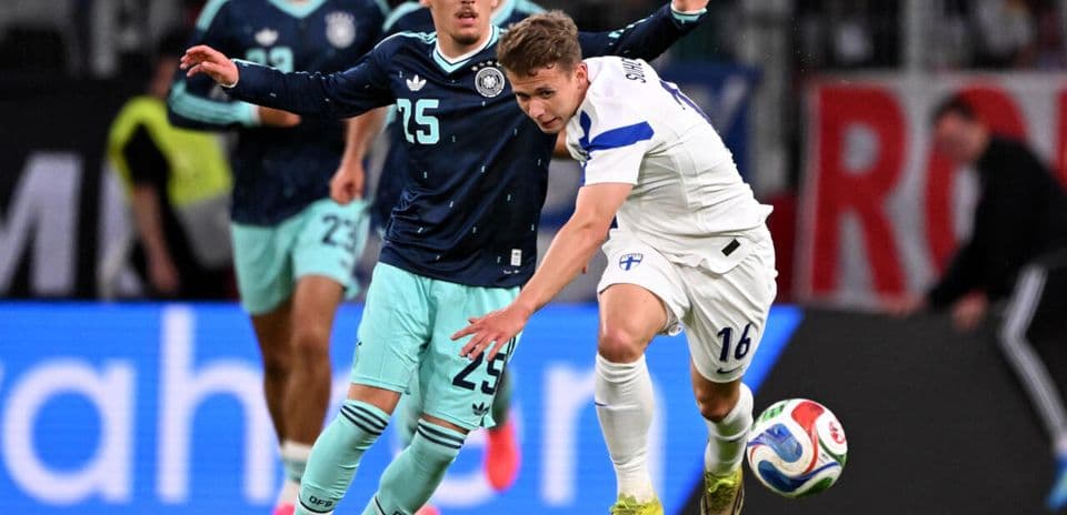 Jugador de Finlandia luchando por el balón contra Alemania