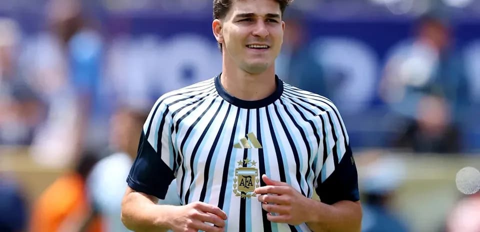 Árbitro con camiseta rayada en el campo de juego