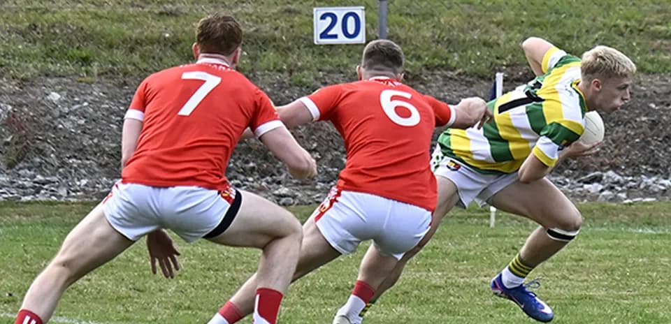 Jugadores persiguiendo a un rival en partido de rugby