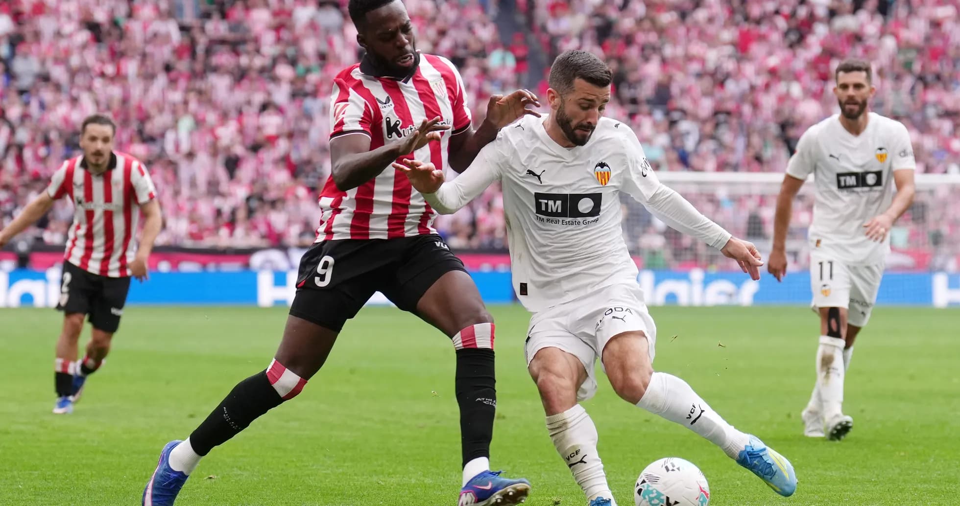 Iñaki Williams y jugador del Valencia en acción