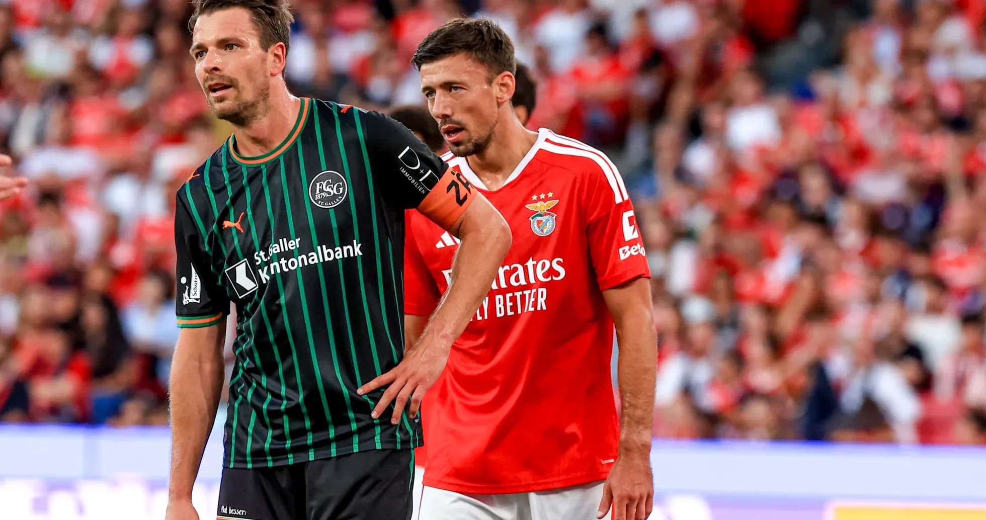 Jugadores de Benfica y FC St. Gallen en el partido
