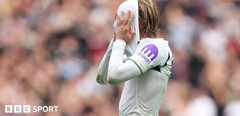 Jugador cubriendo su rostro con la camiseta durante el partido