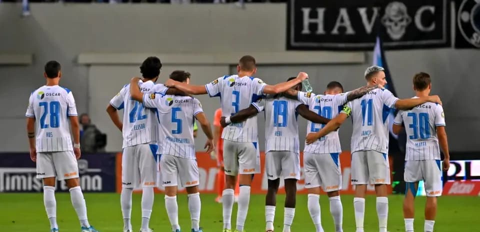 Jugadores de KuPS en formación antes del partido