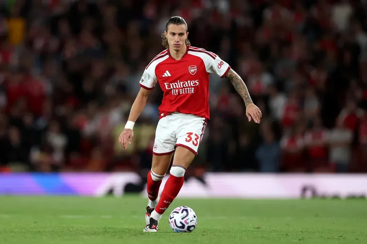 Jugador del Arsenal avanzando con el balón en el campo