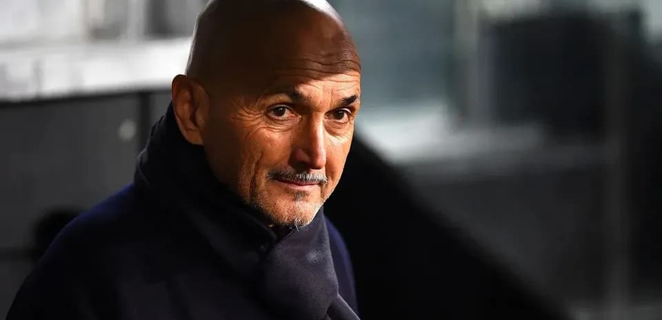 Entrenador en el banquillo durante el partido