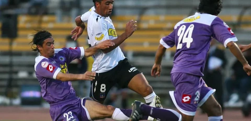 Jugador de Colo Colo en acción durante el partido
