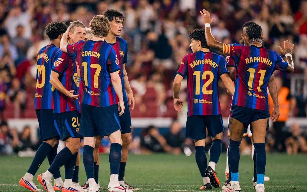 Jugadores del Barcelona celebrando en el campo