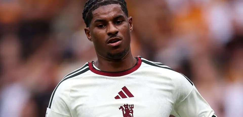 Jugador de fútbol en camiseta blanca durante el partido