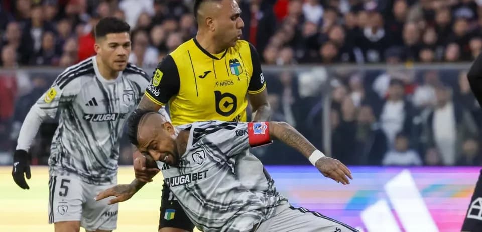 Jugador de Colo Colo cae tras falta en el partido