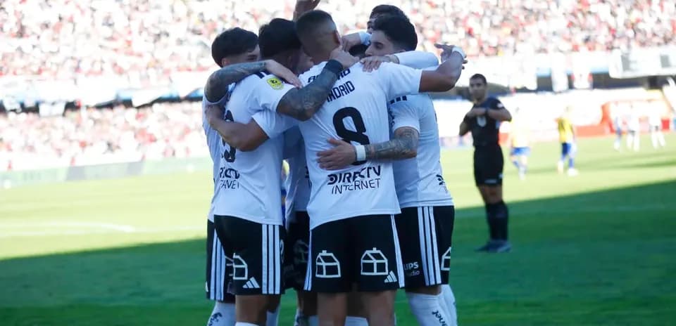 Jugadores de Colo Colo celebrando un gol