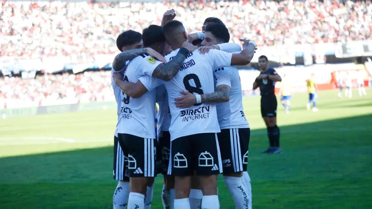 Jugadores de Colo Colo celebrando un gol