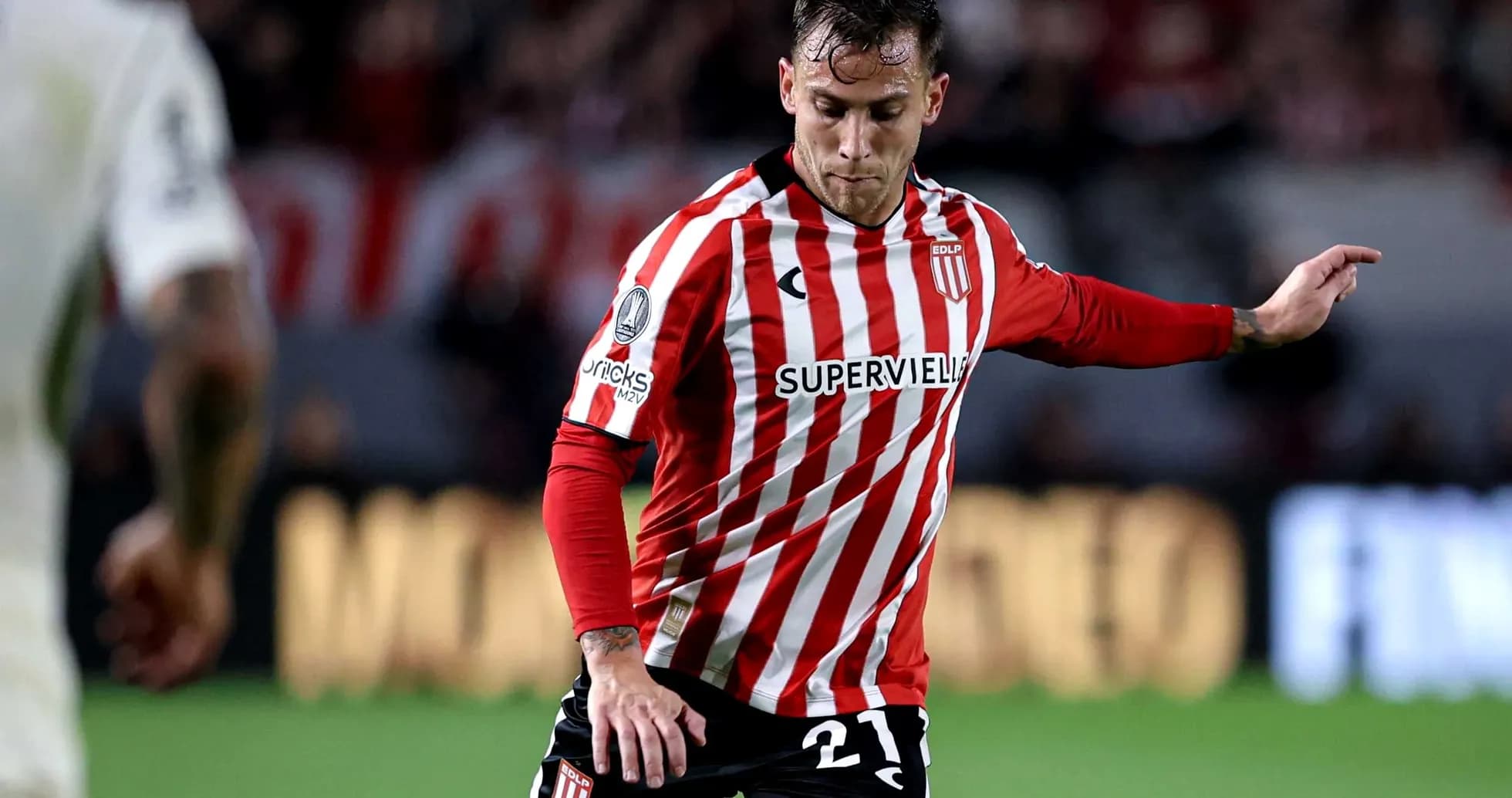 Jugador de Estudiantes L.P. en acción