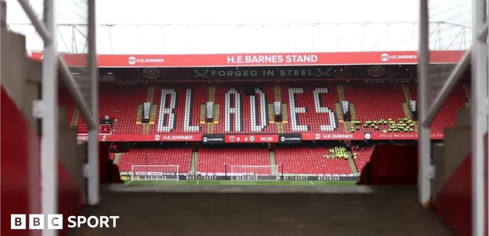 Estadio H.E. Barnes con el texto 'BLADES'