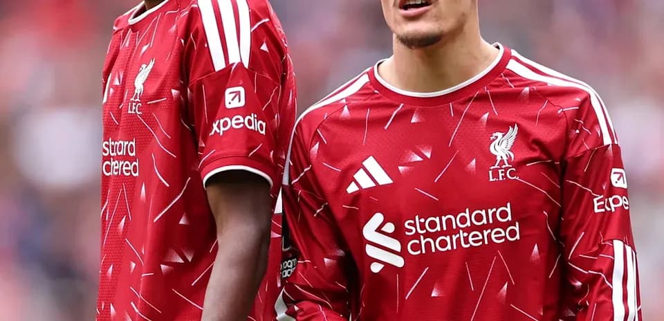 Jugadores de Liverpool en uniforme rojo durante el partido