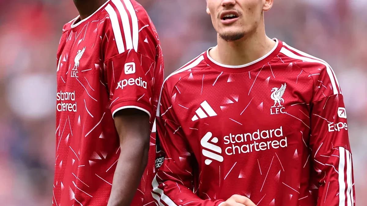 Jugadores de Liverpool en uniforme rojo durante el partido