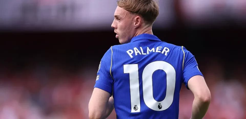 Jugador con camiseta azul número 10 durante partido