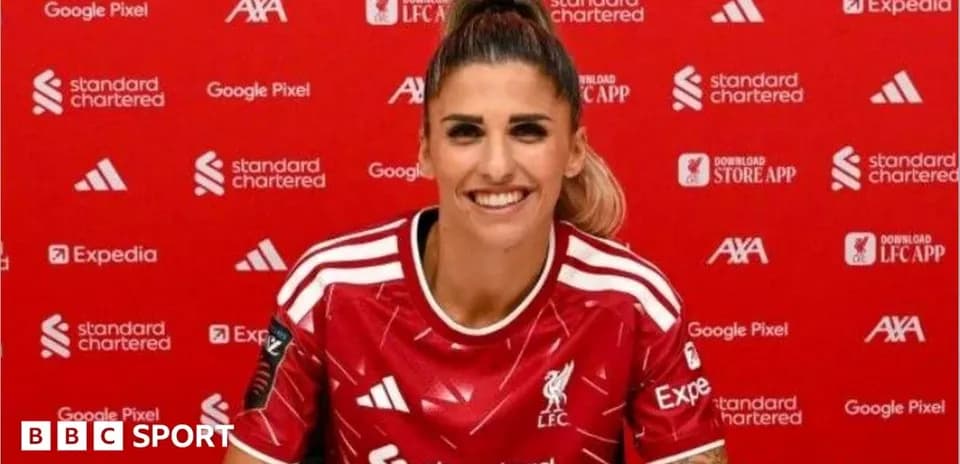 Jugadora de Liverpool posando en conferencia de prensa