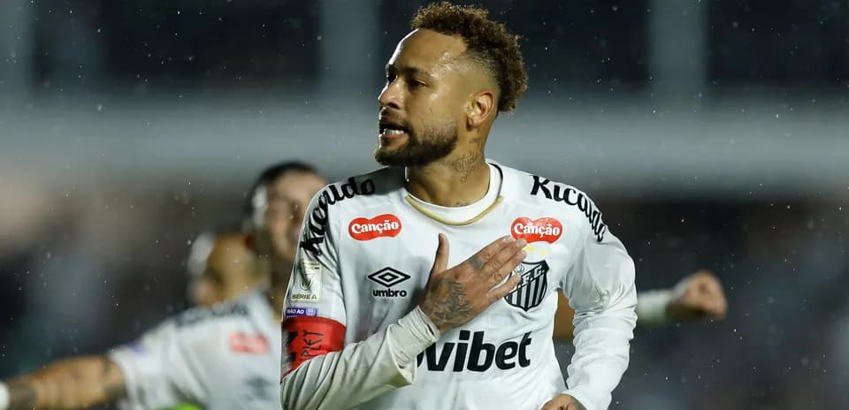 Jugador de Santos celebrando un gol en la lluvia