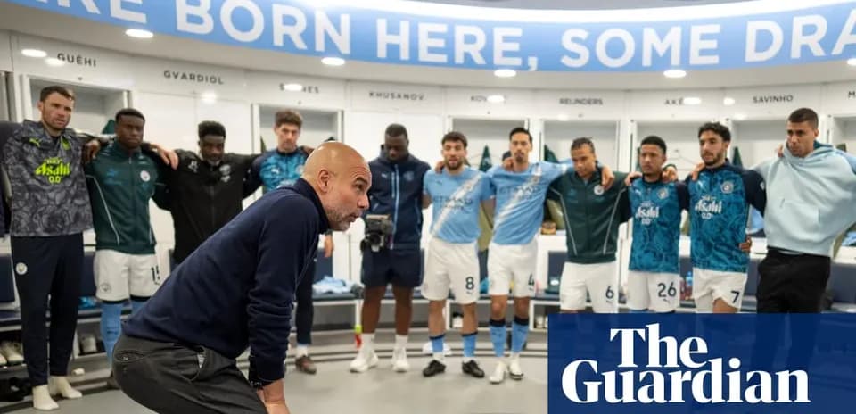 Entrenador hablando a jugadores en vestuario