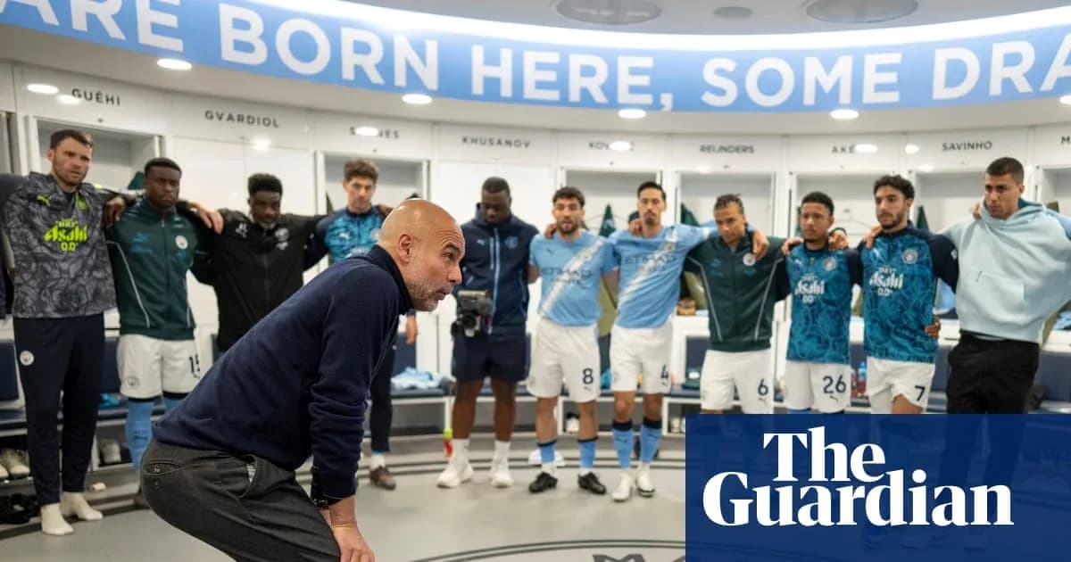 Entrenador hablando a jugadores en vestuario