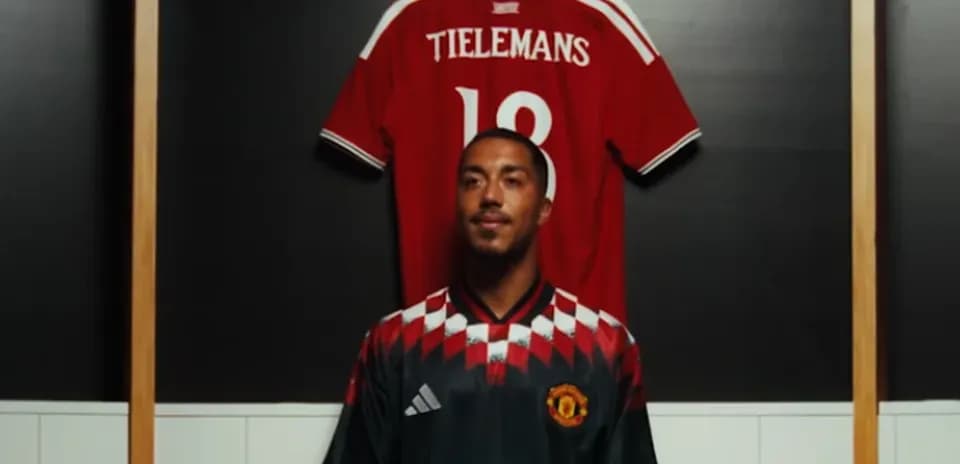 Jugador con camiseta de Manchester United frente a camiseta roja
