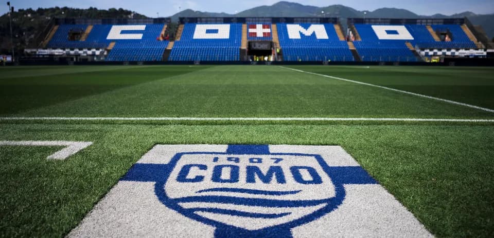 Campo de fútbol del club Como con logo visible