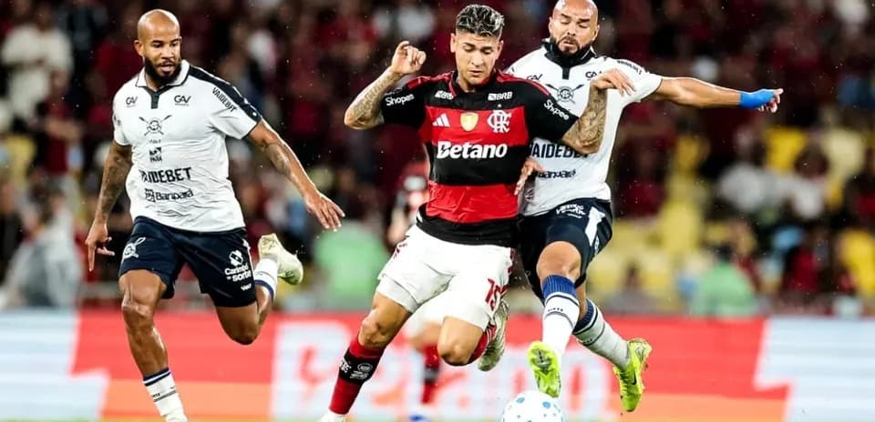 Jugadores de Flamengo y Remo en acción