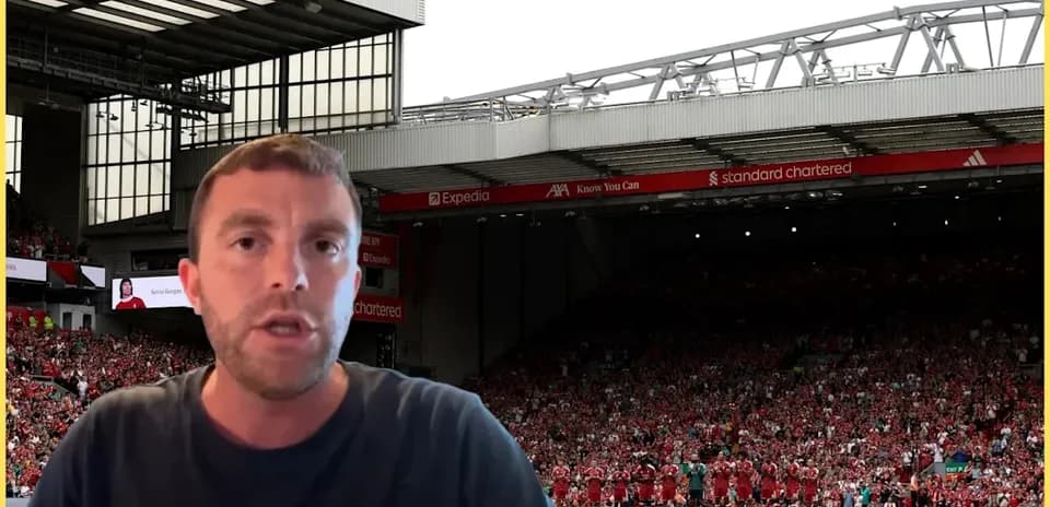 Presentador frente a Anfield con aficionados de fondo