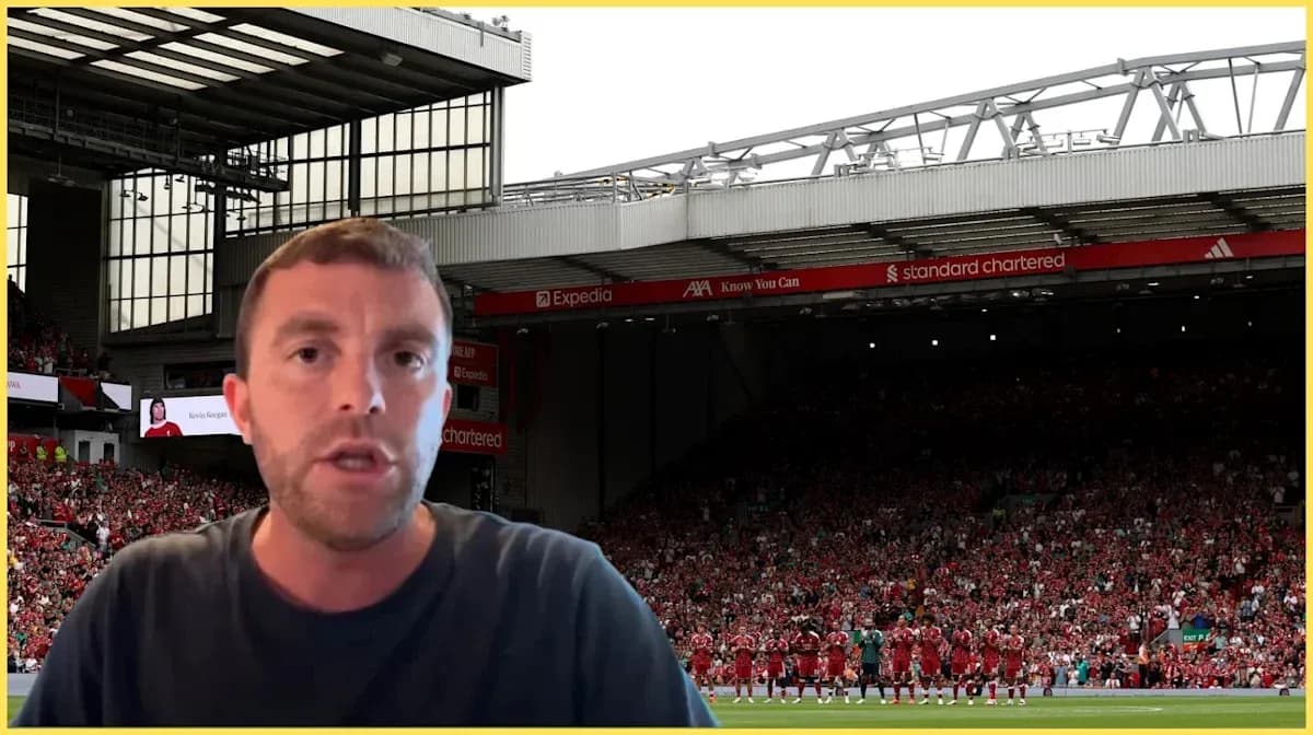 Presentador frente a Anfield con aficionados de fondo