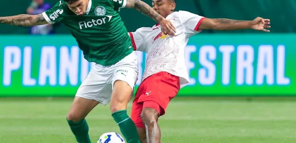 Jugador de Palmeiras en acción contra RB Bragantino