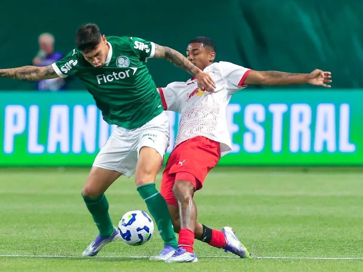 Jugador de Palmeiras en acción contra RB Bragantino