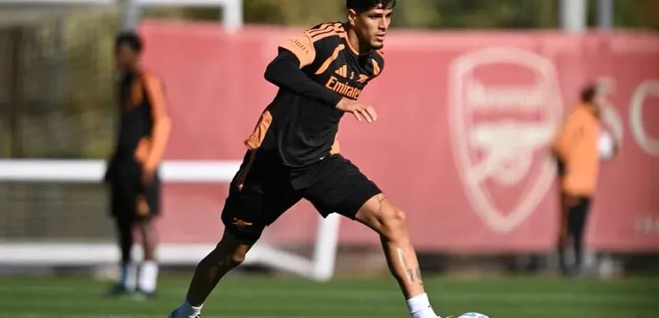 Jugador entrenando en el campo de Arsenal